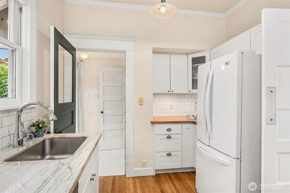 4663 1st Avenue NE Seattle, WA 98105