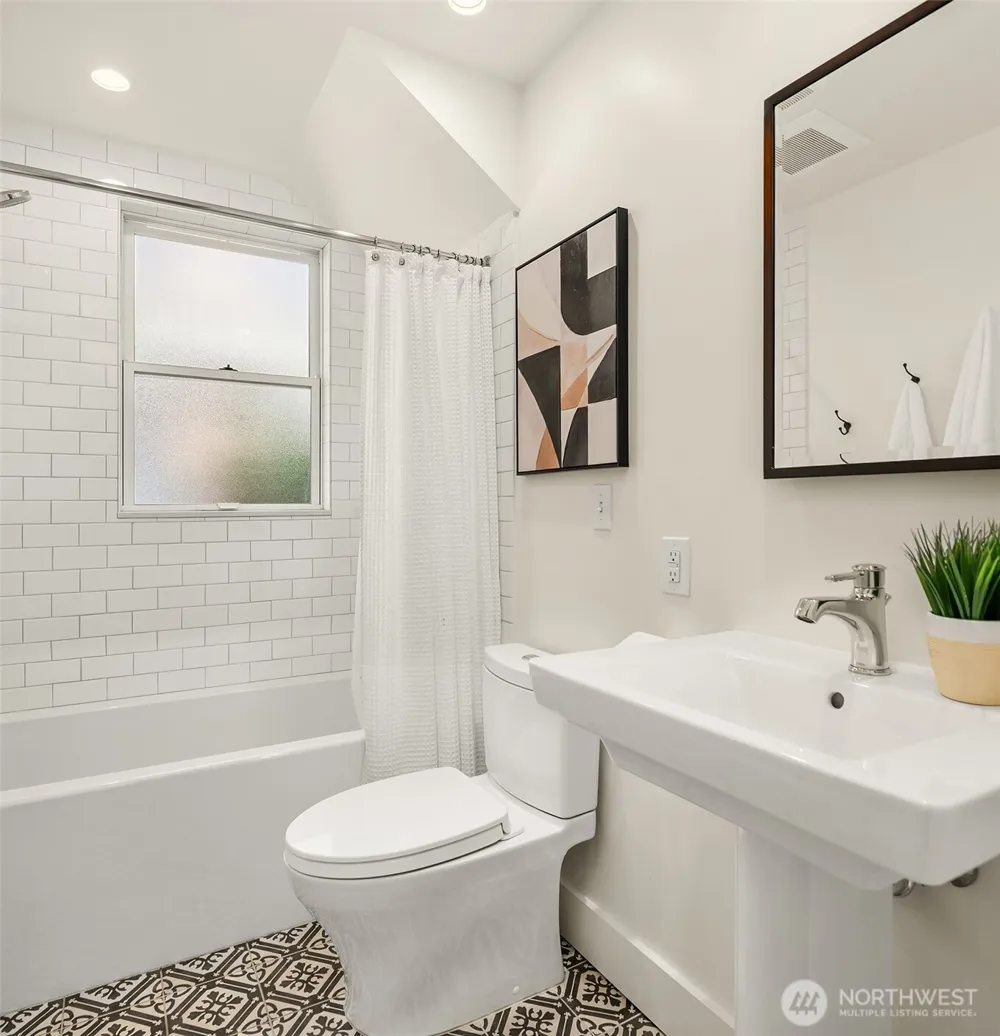 4663 1st Avenue NE Seattle, WA 98105