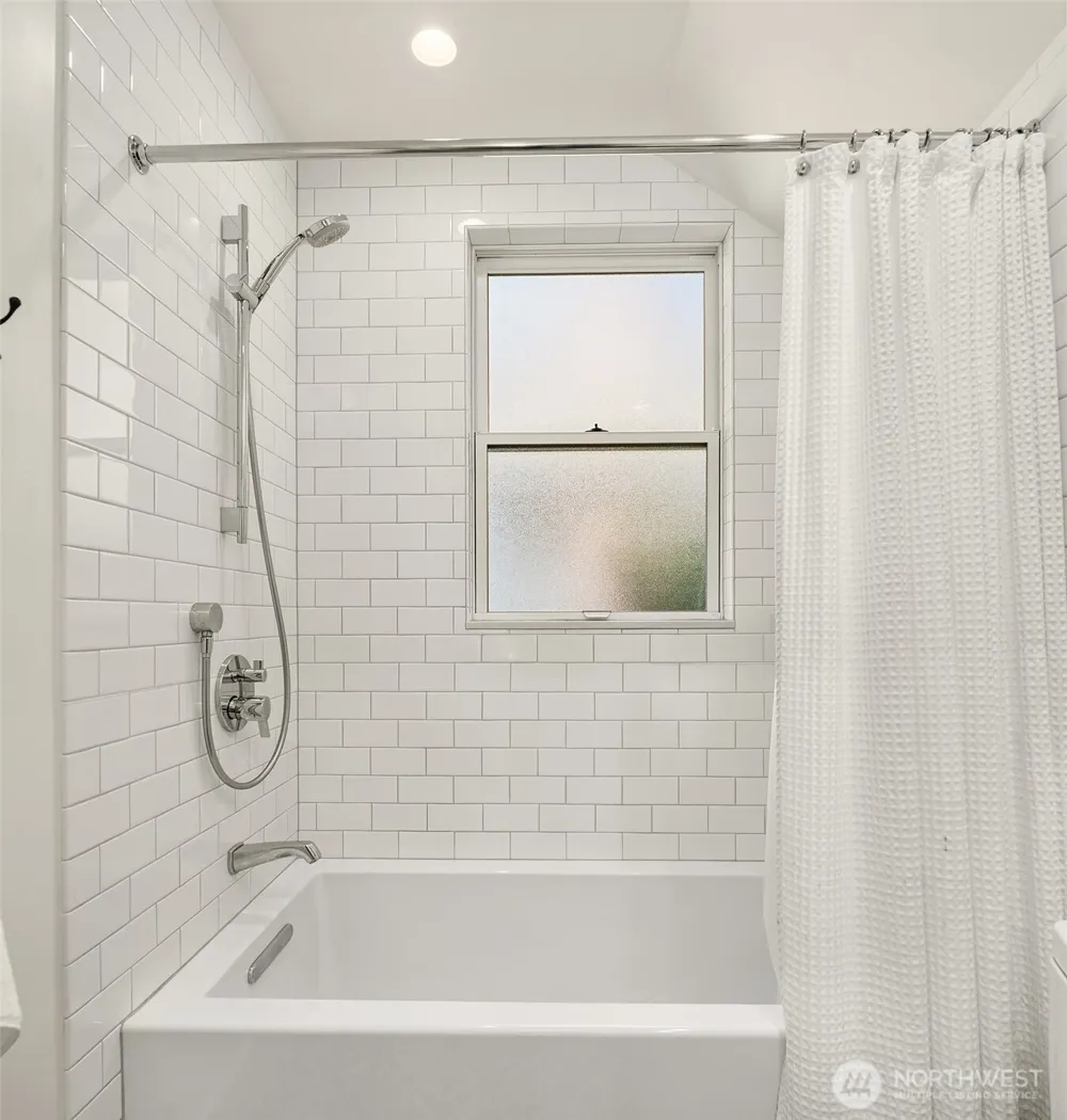 4663 1st Avenue NE Seattle, WA 98105