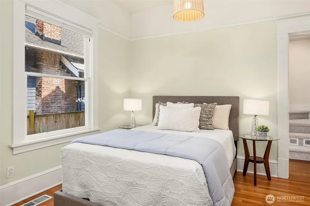 4663 1st Avenue NE Seattle, WA 98105