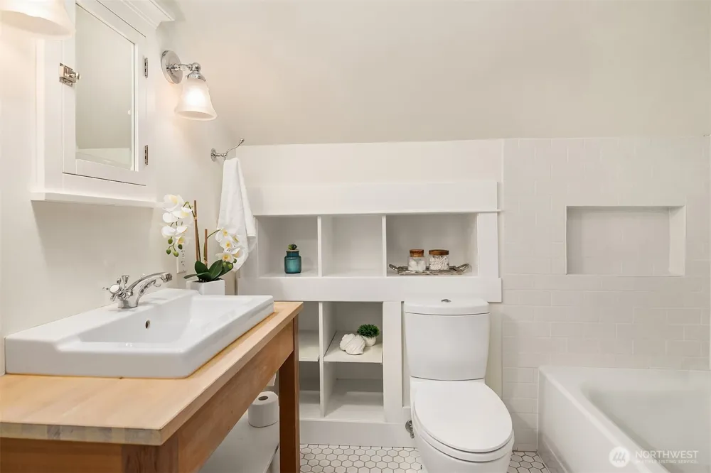 4663 1st Avenue NE Seattle, WA 98105