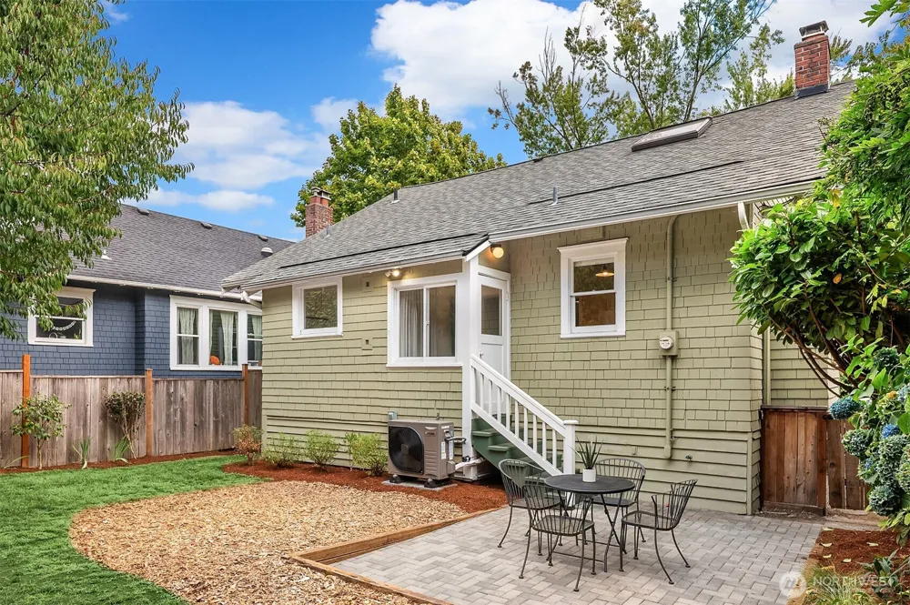 4663 1st Avenue NE Seattle, WA 98105