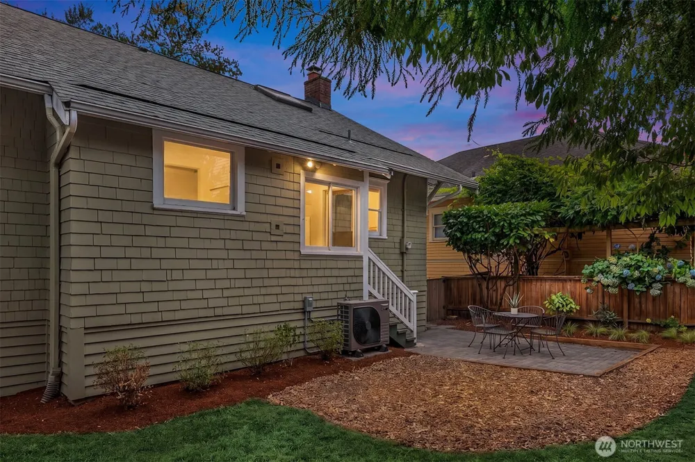 4663 1st Avenue NE Seattle, WA 98105