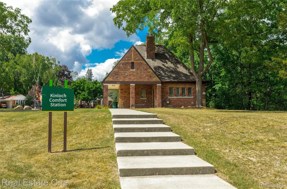 16598 Lexington Redford Charter Township, MI 48240