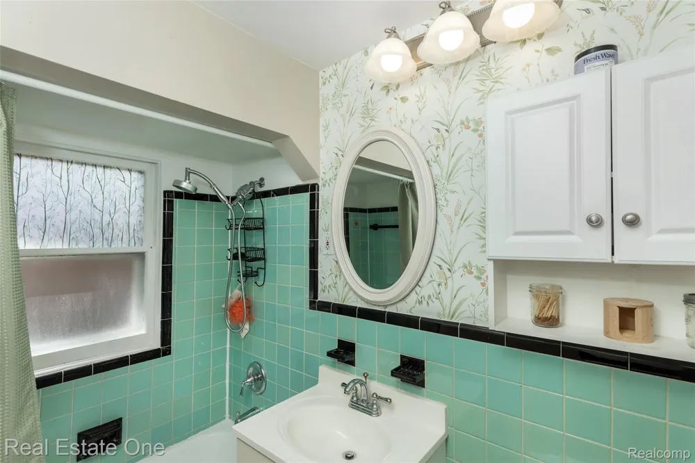 16598 Lexington Redford Charter Township, MI 48240