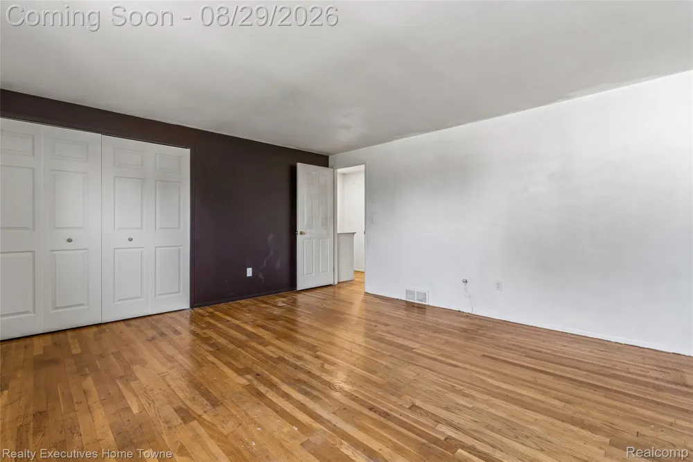 27821 eastwick sq Roseville City, MI 48066