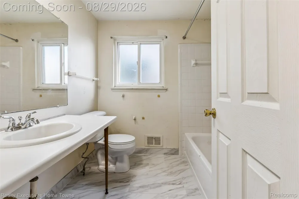27821 eastwick sq Roseville City, MI 48066