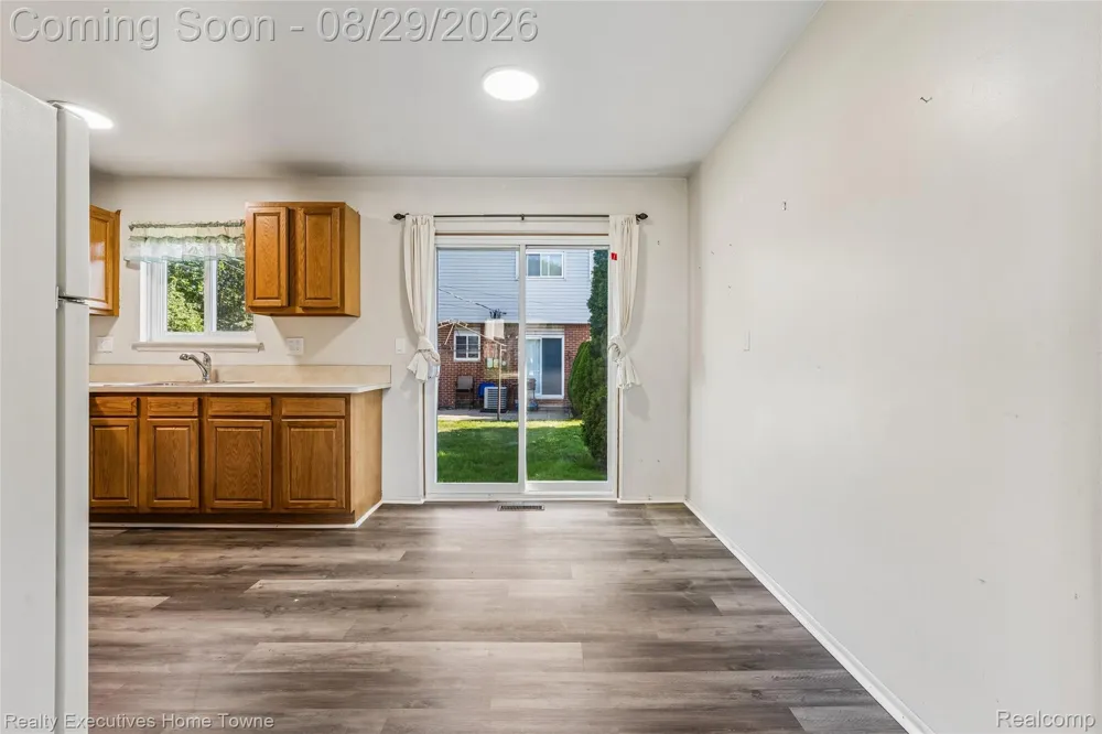 27821 eastwick sq Roseville City, MI 48066