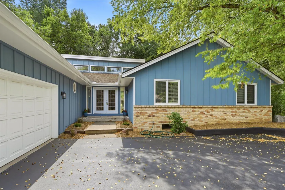1592 Sherwood Court Eagan, MN 55122