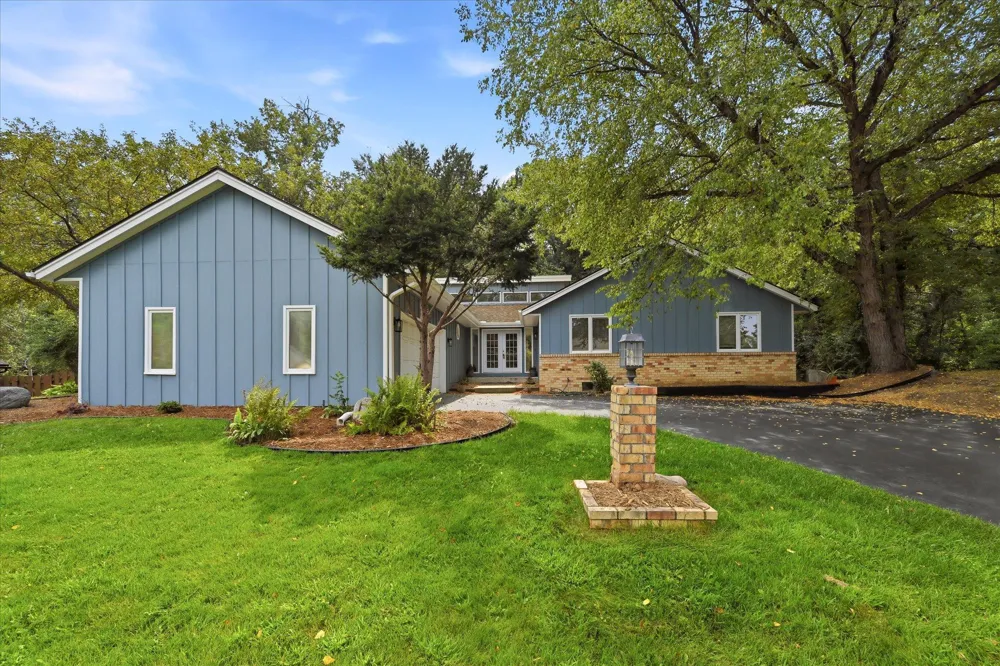 1592 Sherwood Court Eagan, MN 55122