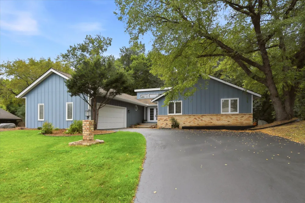 1592 Sherwood Court Eagan, MN 55122