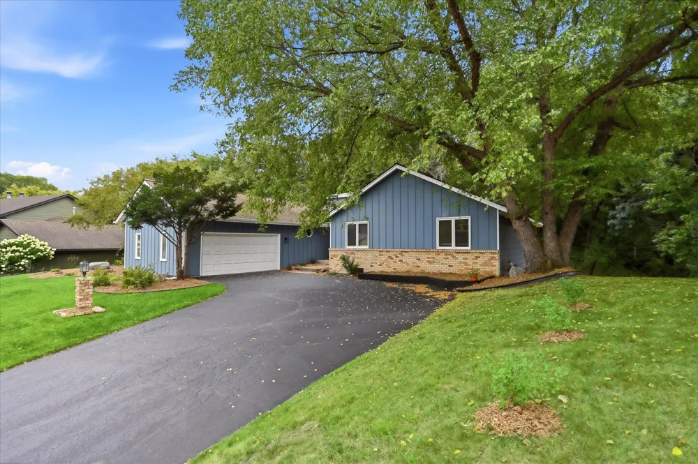 1592 Sherwood Court Eagan, MN 55122