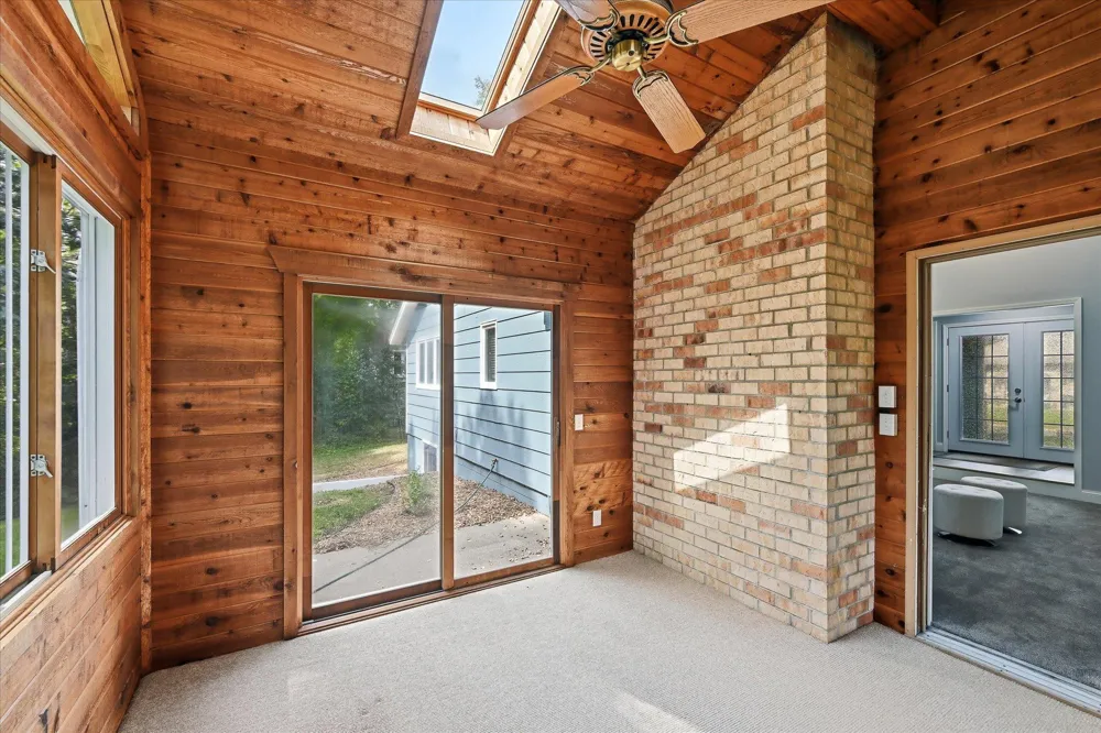 1592 Sherwood Court Eagan, MN 55122