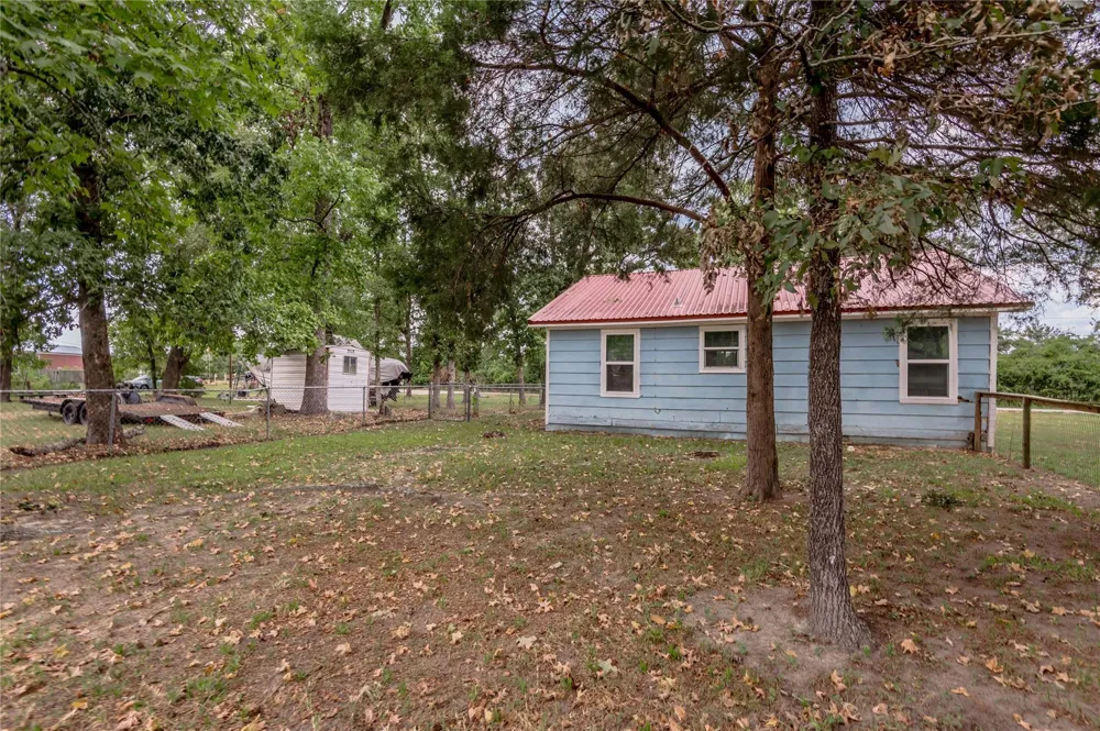 145 Pine Hollow Lane Huntsville, TX 77320