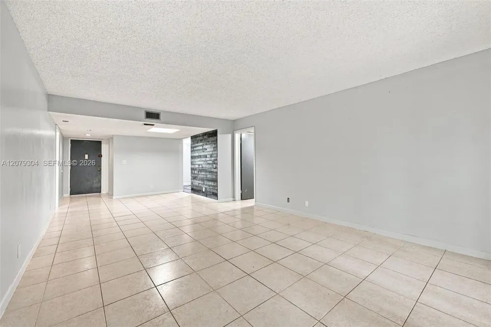16325 Golf Club Rd #104 Weston, FL 33326