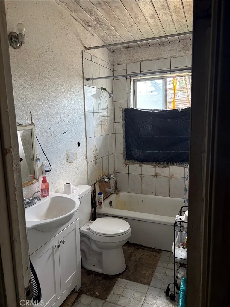 18402 E Nearfield Azusa, CA 91702