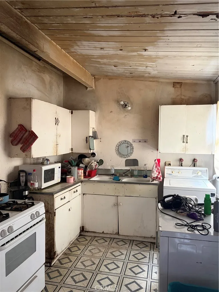 18402 E Nearfield Azusa, CA 91702