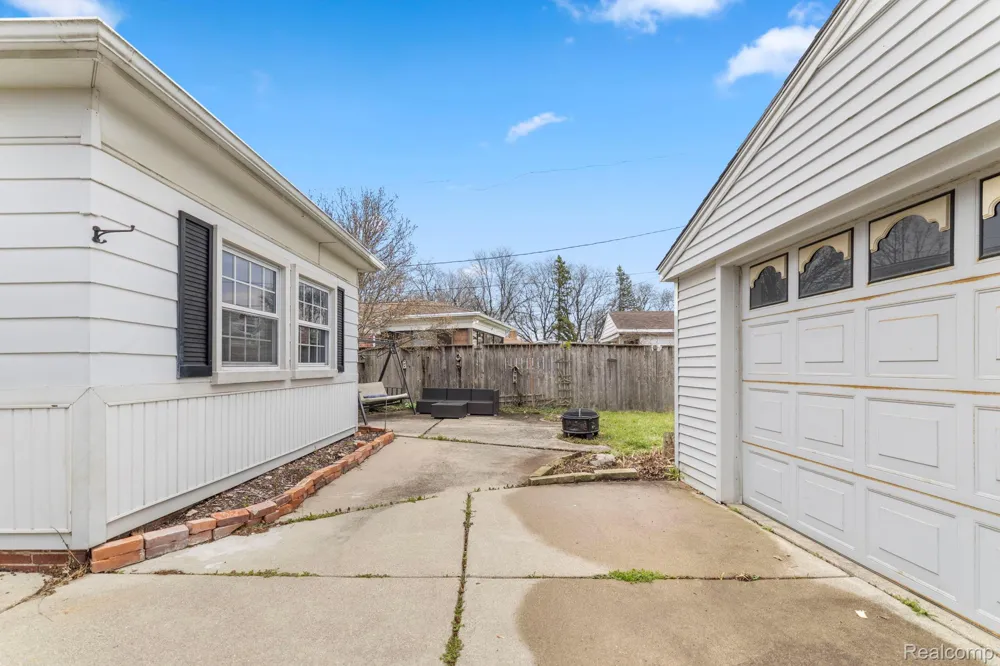 26705 Rouge River Drive Dearborn Heights City, MI 48127