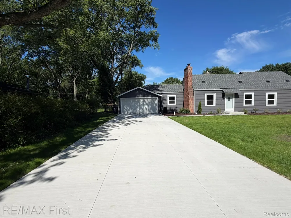 16045 Oporto Street Livonia City, MI 48154
