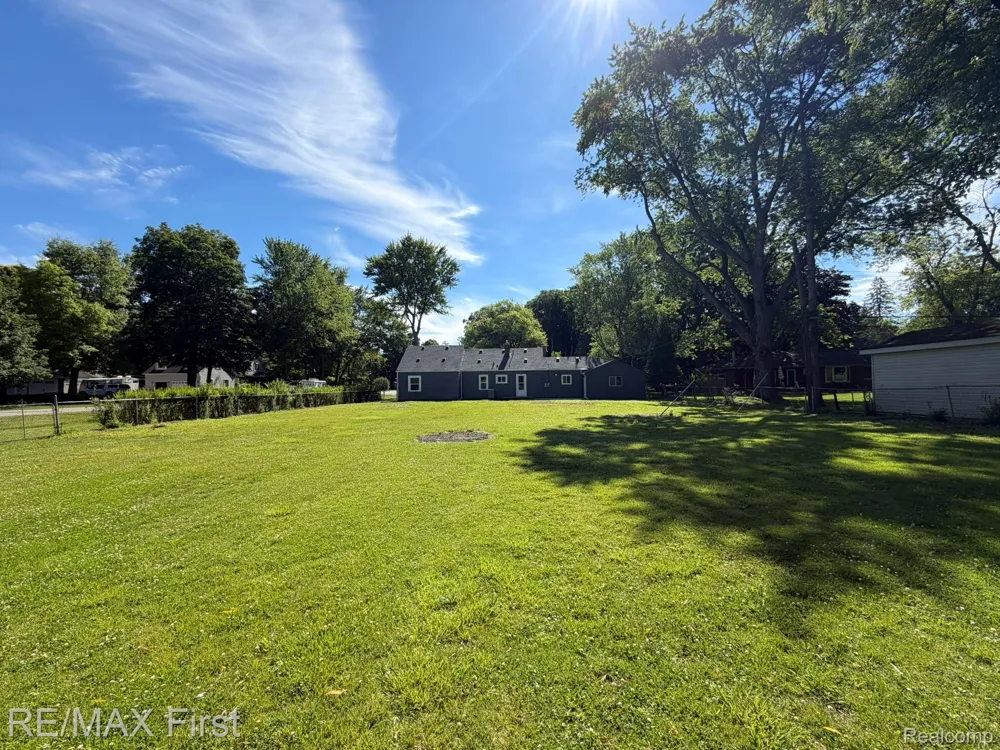 16045 Oporto Street Livonia City, MI 48154