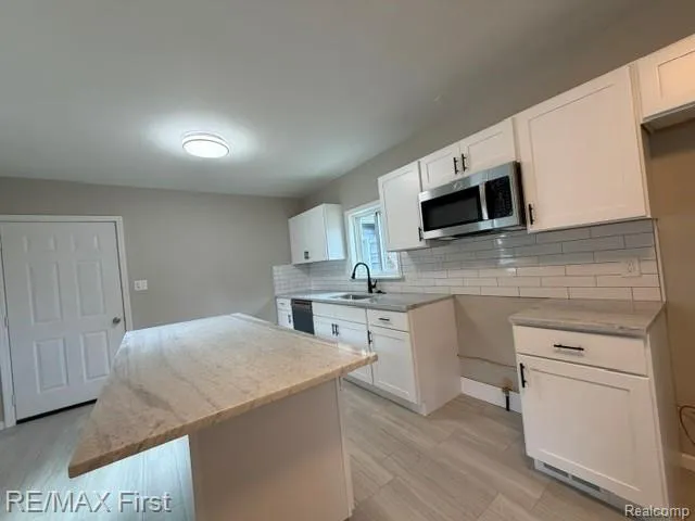 16045 Oporto Street Livonia City, MI 48154