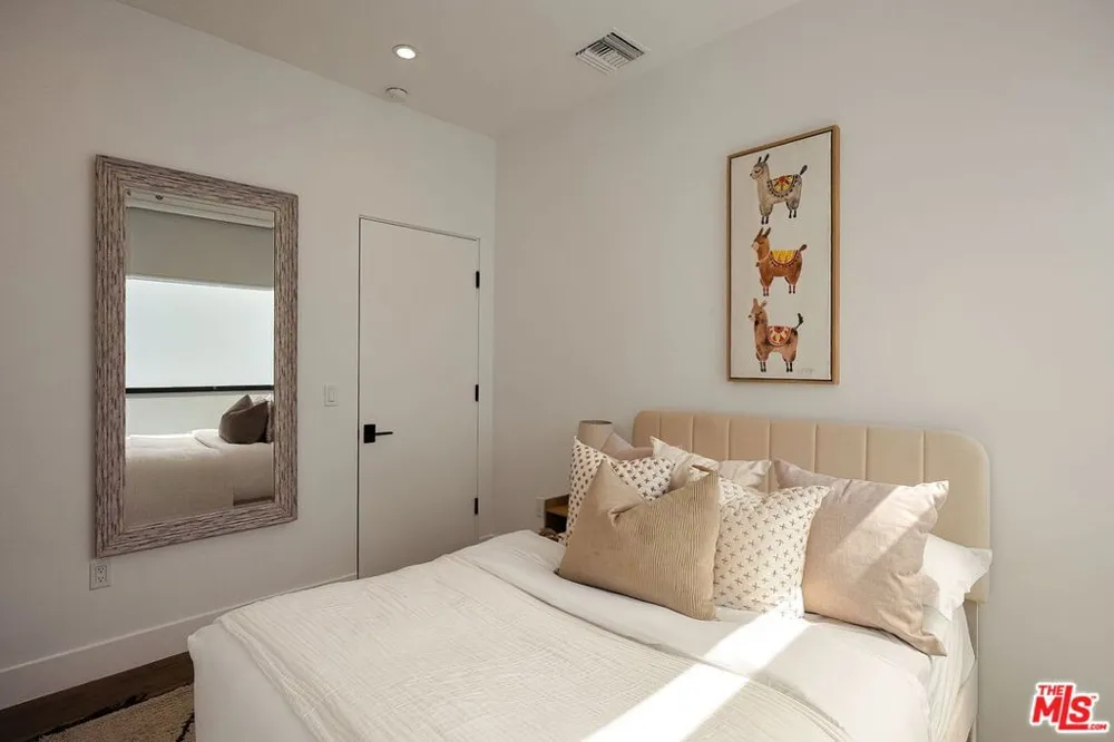 1927 18th Street #B Santa Monica, CA 90404