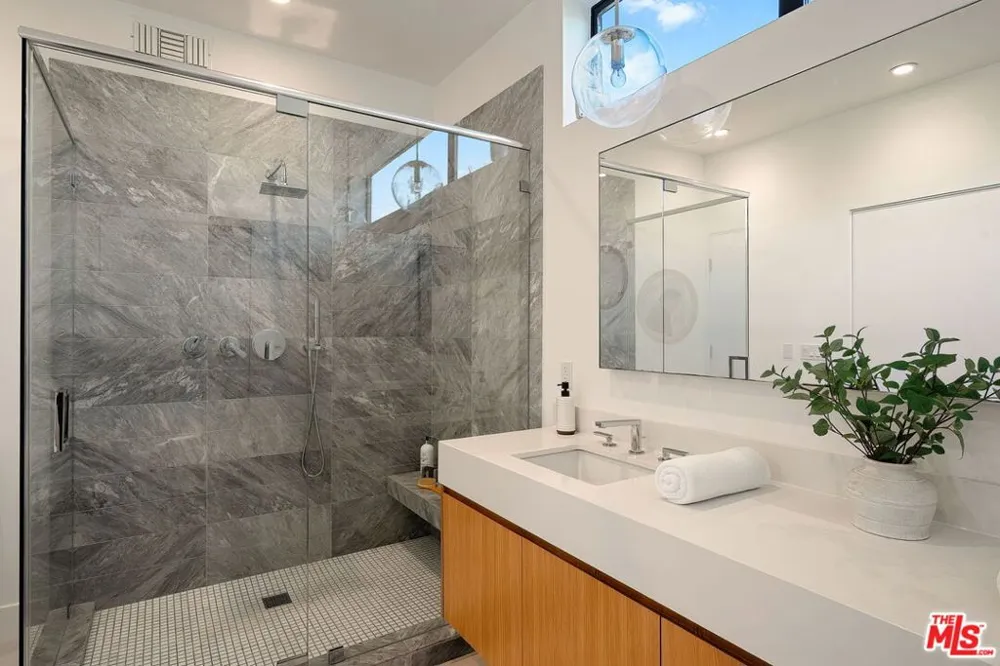 1927 18th Street #B Santa Monica, CA 90404
