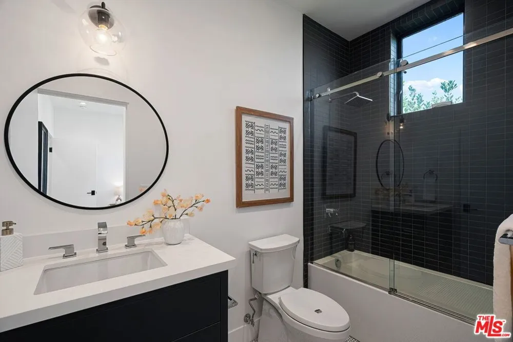 1927 18th Street #B Santa Monica, CA 90404