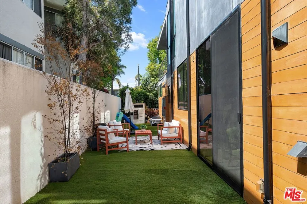 1927 18th Street #B Santa Monica, CA 90404