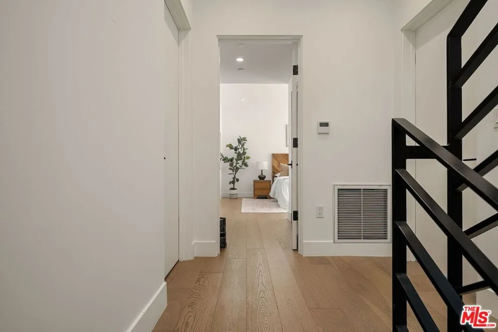 1927 18th Street #B Santa Monica, CA 90404