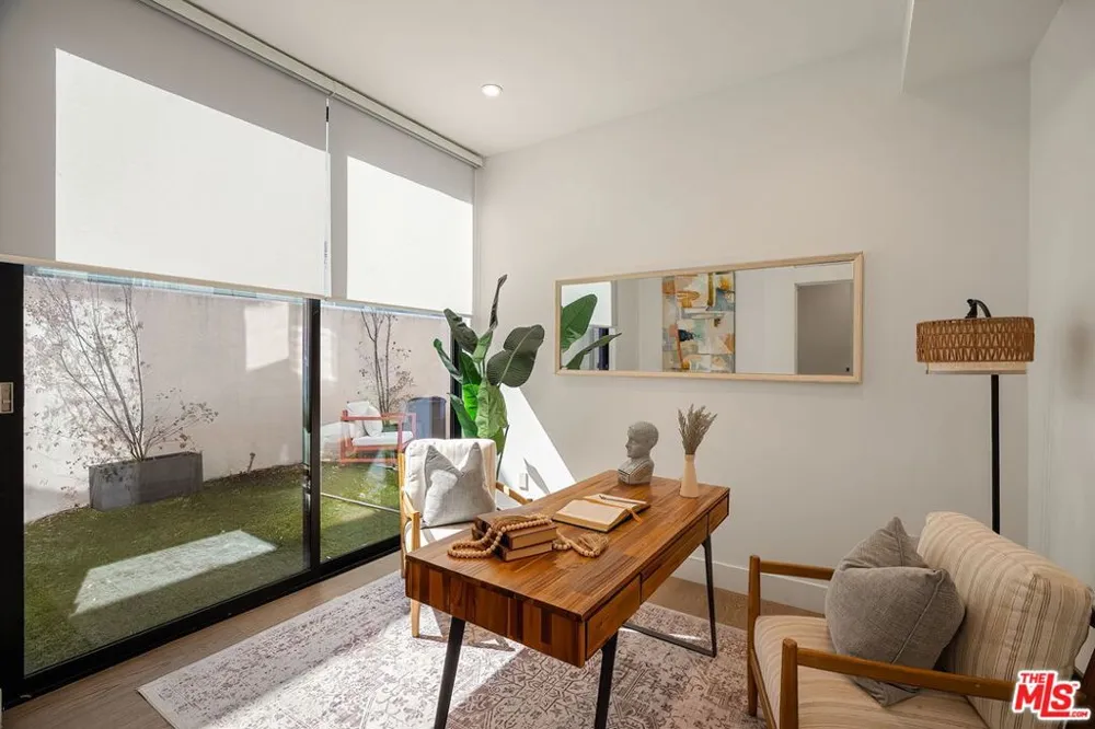 1927 18th Street #B Santa Monica, CA 90404