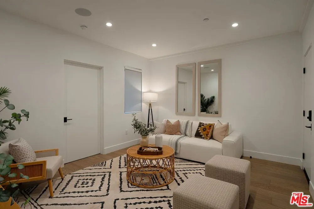 1927 18th Street #B Santa Monica, CA 90404