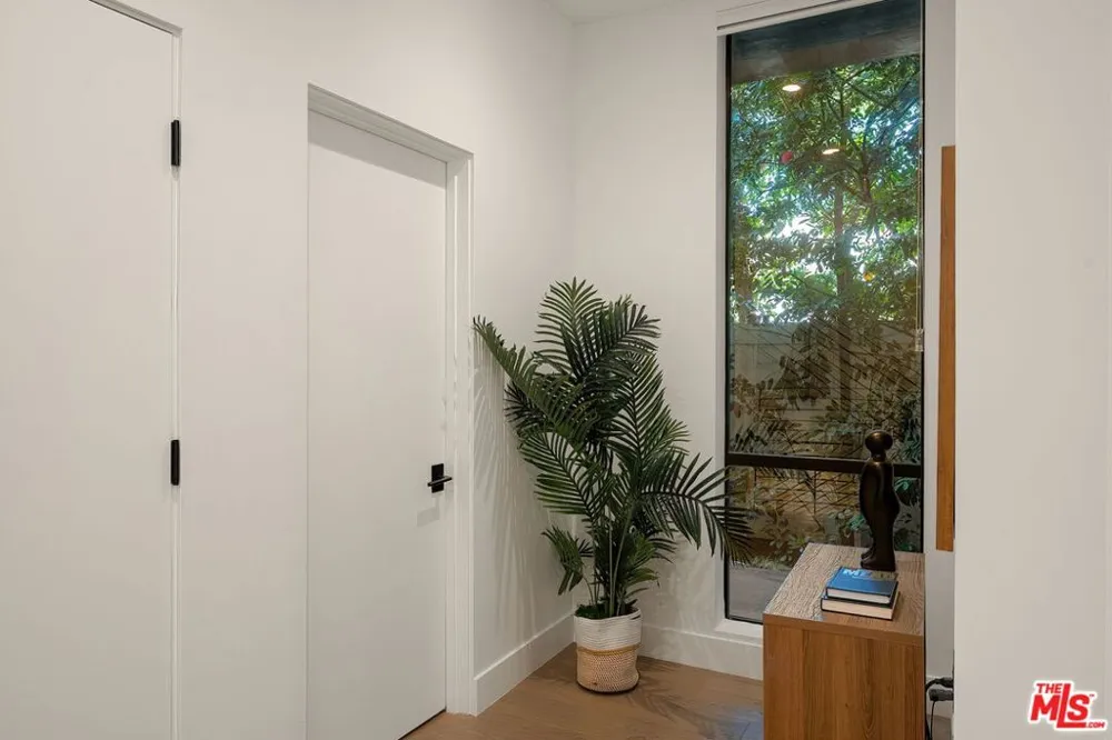 1927 18th Street #B Santa Monica, CA 90404