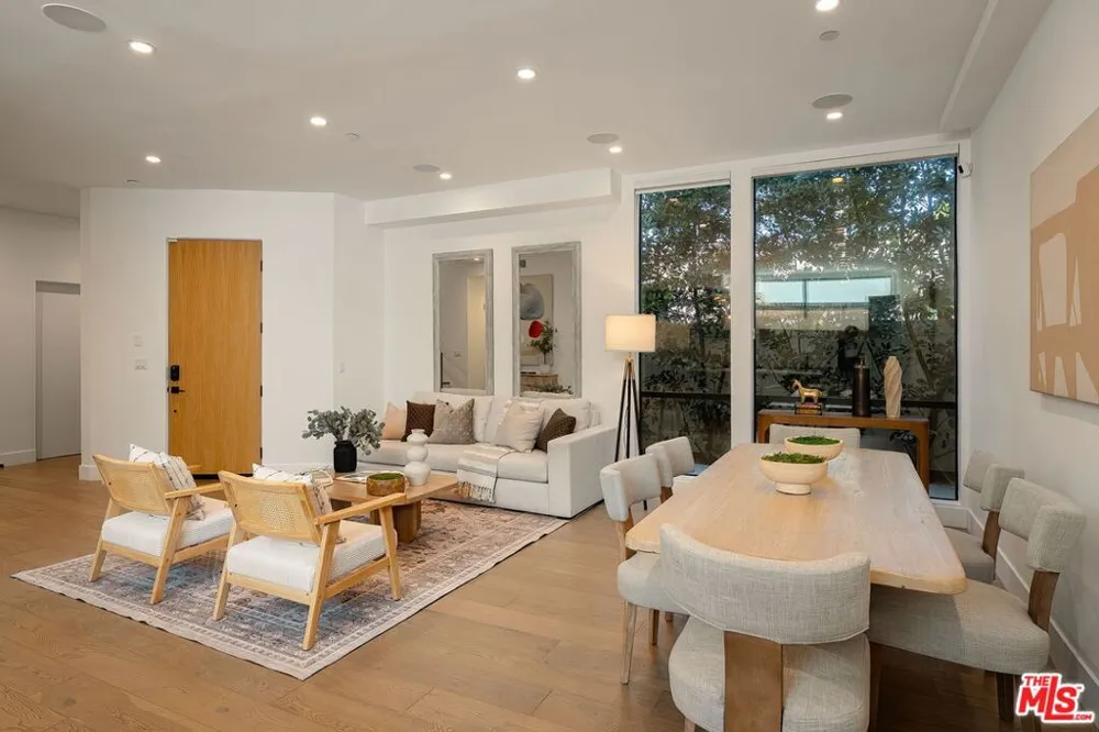 1927 18th Street #B Santa Monica, CA 90404