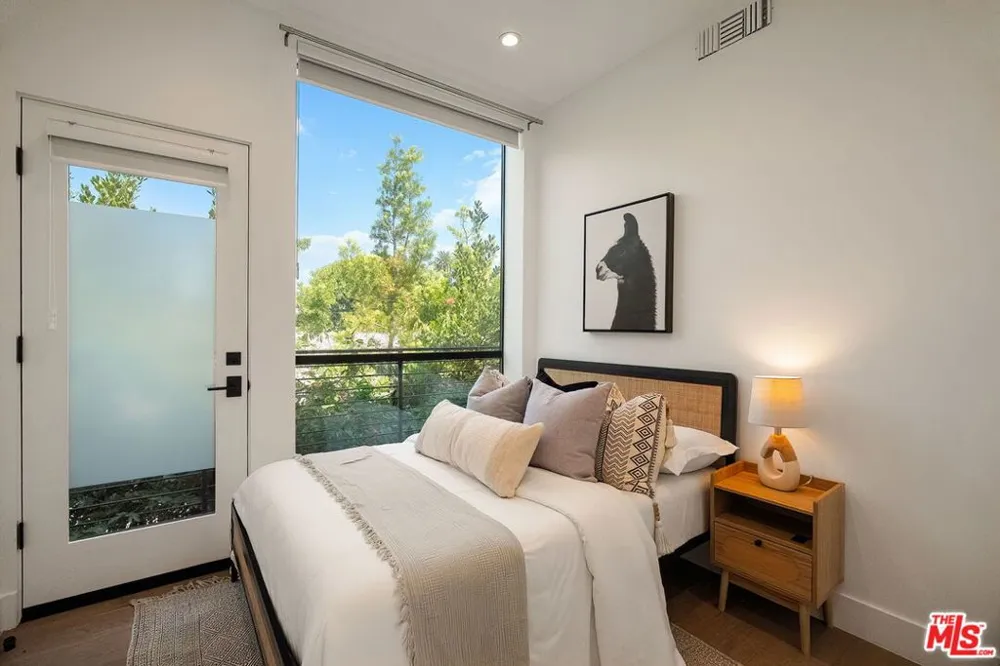 1927 18th Street #B Santa Monica, CA 90404