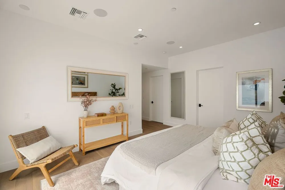1927 18th Street #B Santa Monica, CA 90404