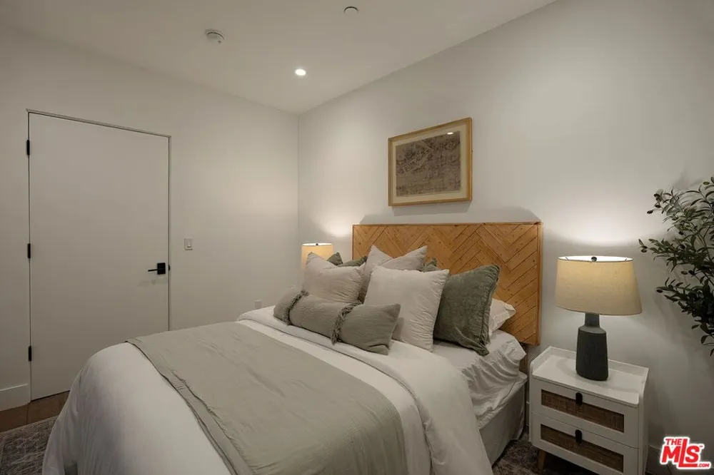 1927 18th Street #B Santa Monica, CA 90404