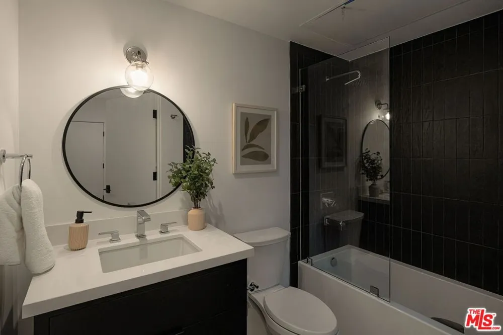 1927 18th Street #B Santa Monica, CA 90404