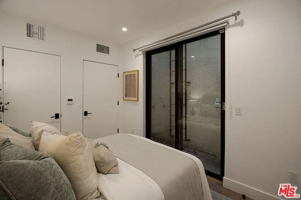 1927 18th Street #B Santa Monica, CA 90404
