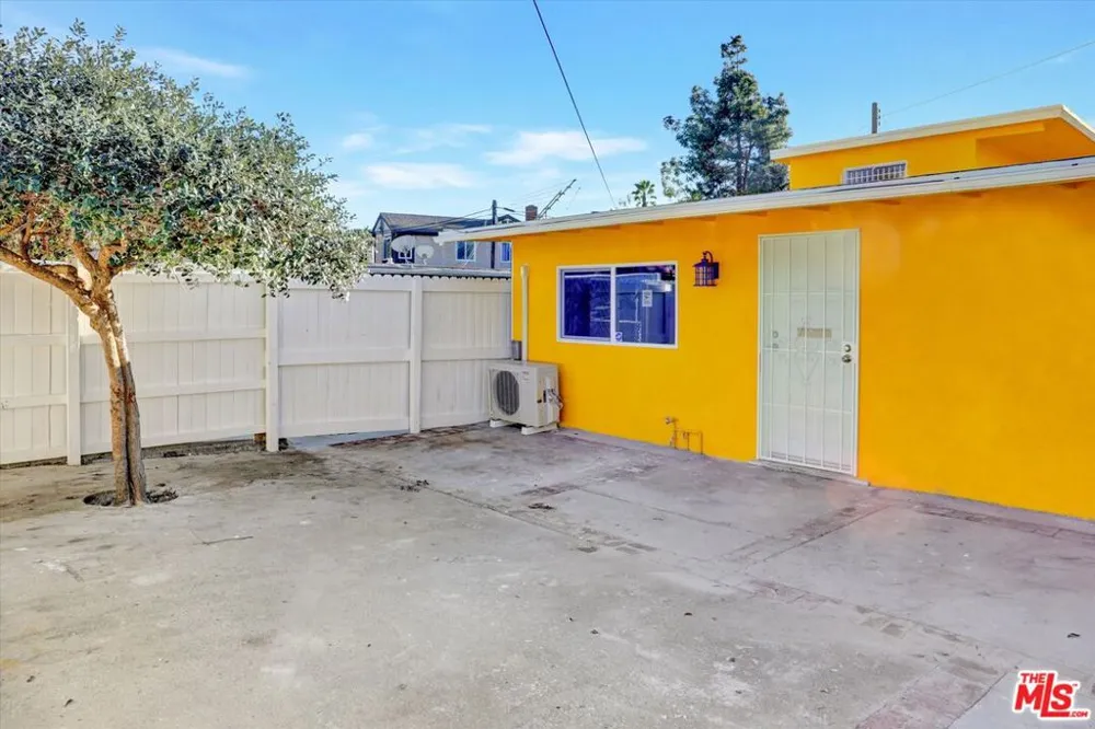 624 W Beach Avenue Inglewood, CA 90302
