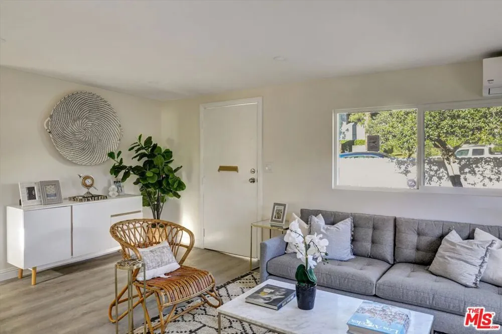 624 W Beach Avenue Inglewood, CA 90302