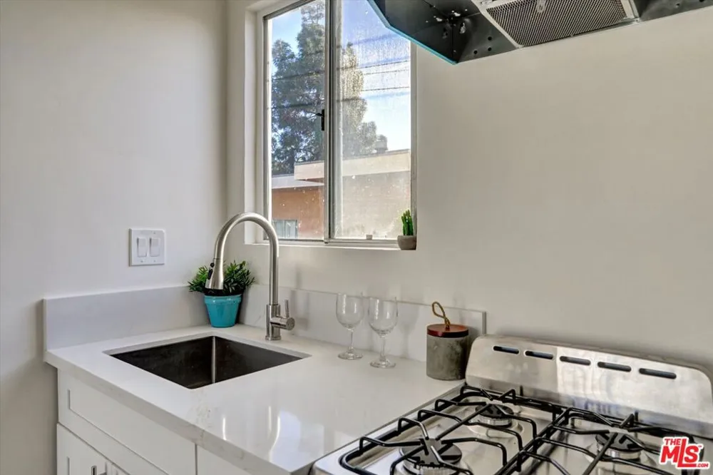624 W Beach Avenue Inglewood, CA 90302