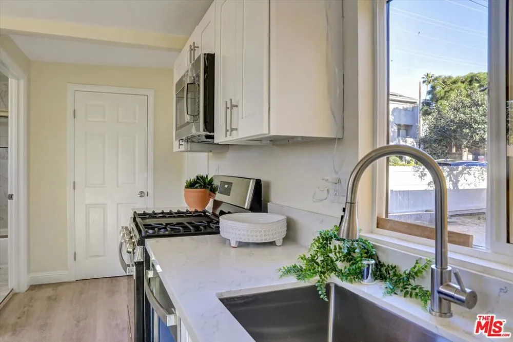 624 W Beach Avenue Inglewood, CA 90302