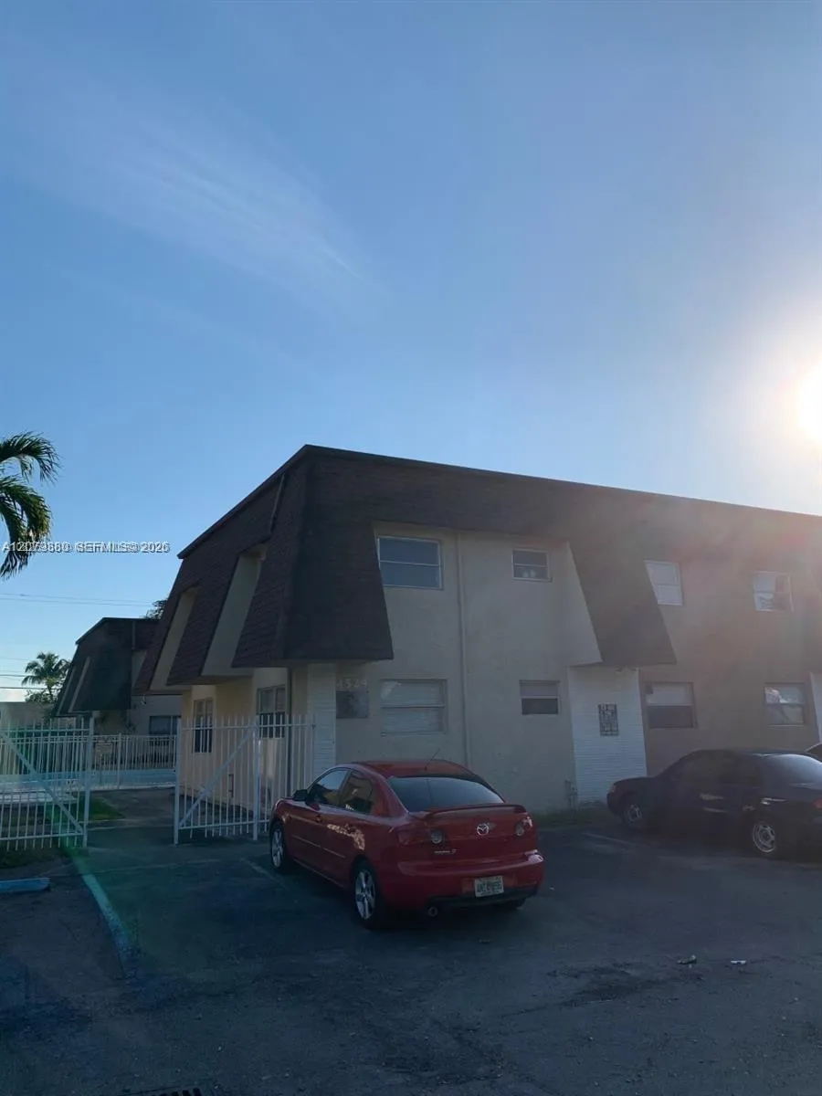 4524 SW 54th St #502-W Dania Beach, FL 33314