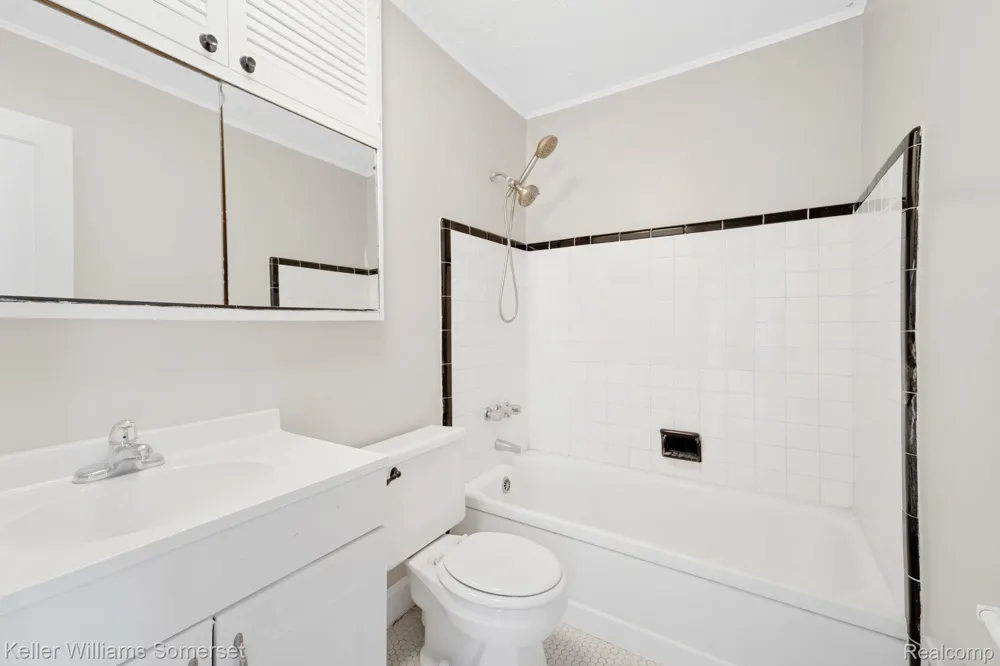 19214 Roscommon Street Harper Woods City, MI 48225