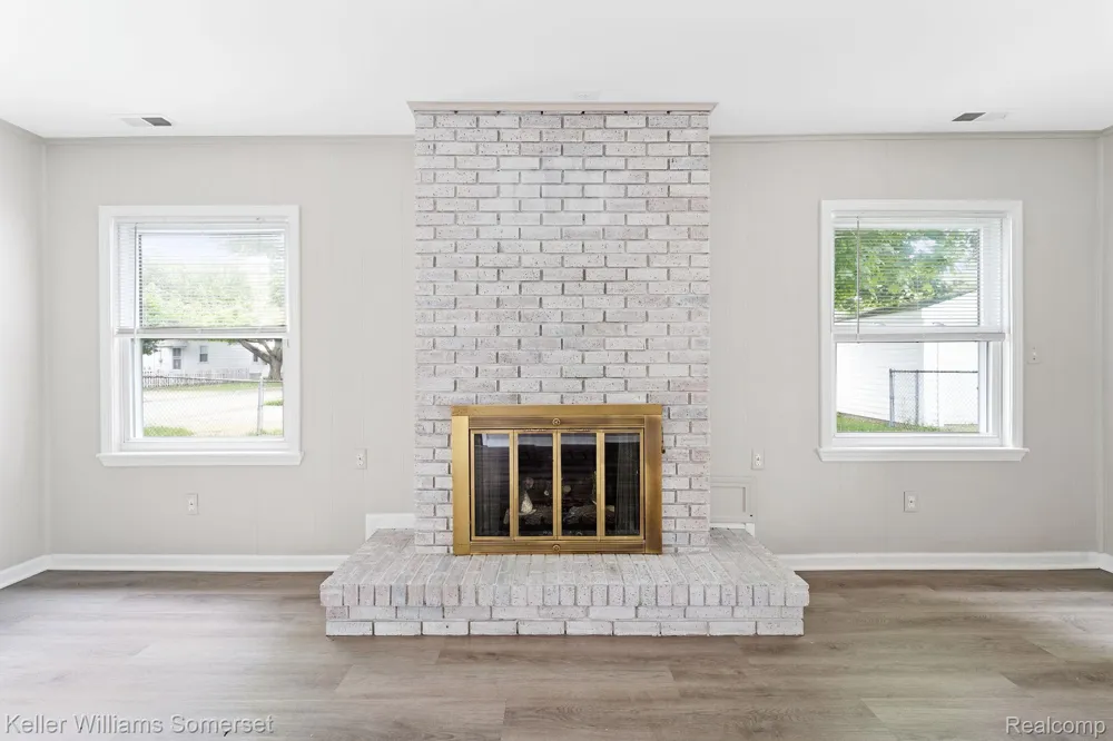 19214 Roscommon Street Harper Woods City, MI 48225