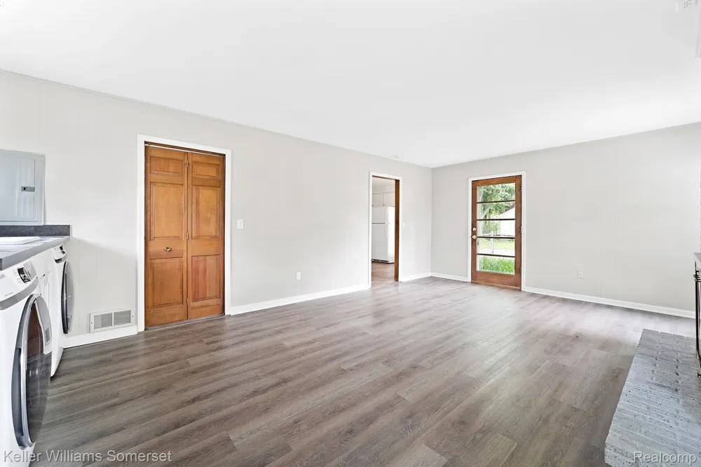 19214 Roscommon Street Harper Woods City, MI 48225