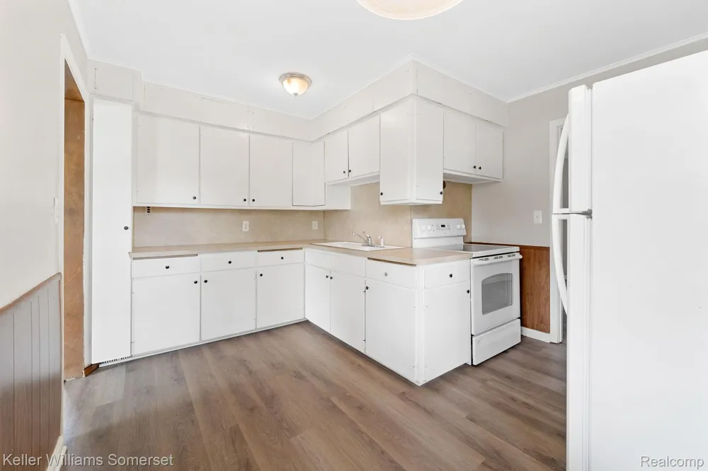 19214 Roscommon Street Harper Woods City, MI 48225
