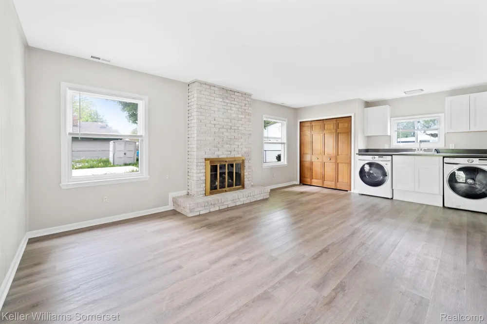 19214 Roscommon Street Harper Woods City, MI 48225