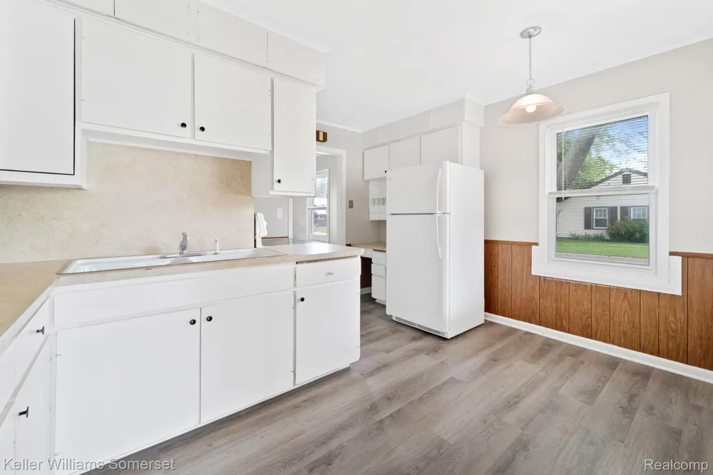19214 Roscommon Street Harper Woods City, MI 48225